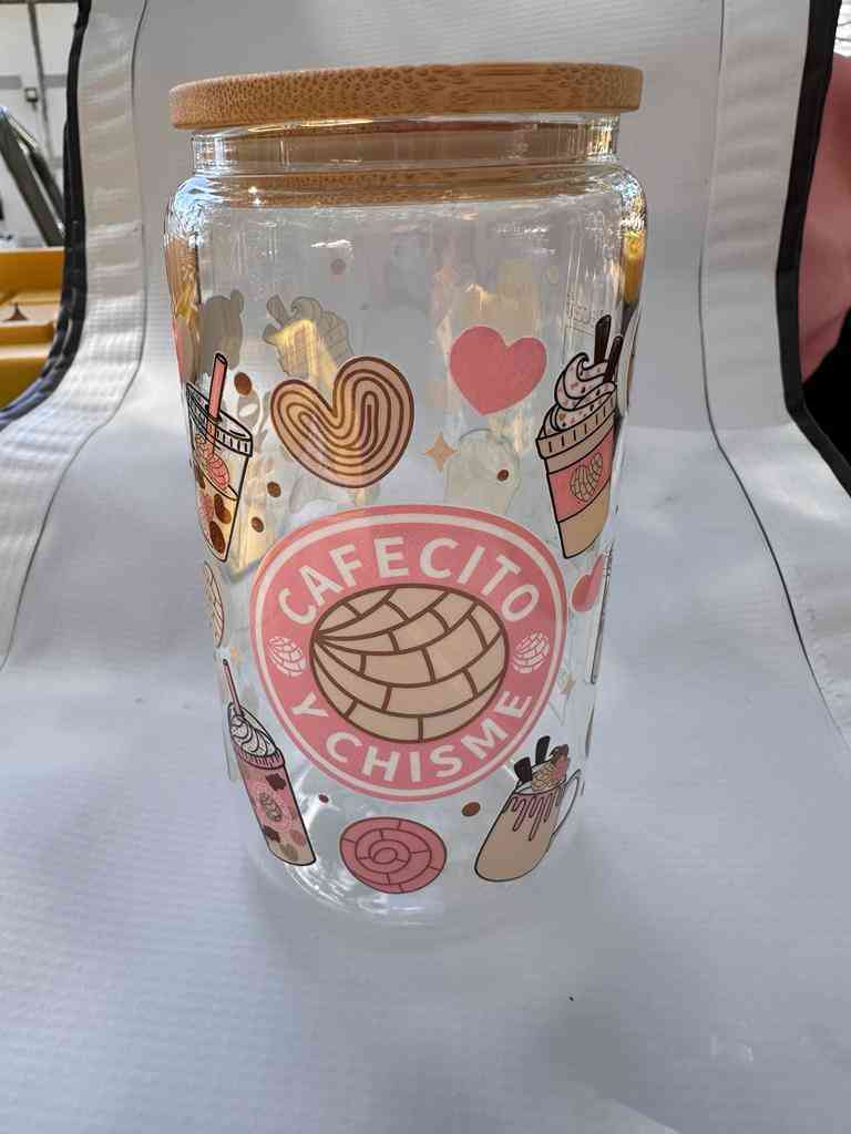 Premium Glass Can with Cafecito y Chisme design and pastel coffee-themed illustrations, ideal for trendy and sustainable drink storage.