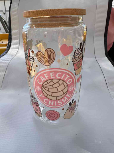Premium Glass Can with Cafecito y Chisme design and pastel coffee-themed illustrations, ideal for trendy and sustainable drink storage.